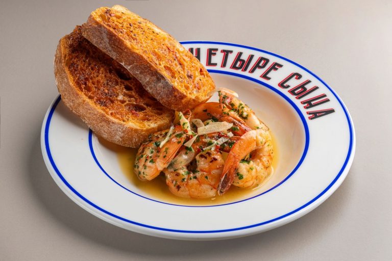 Креветки под чесночным винным соусом