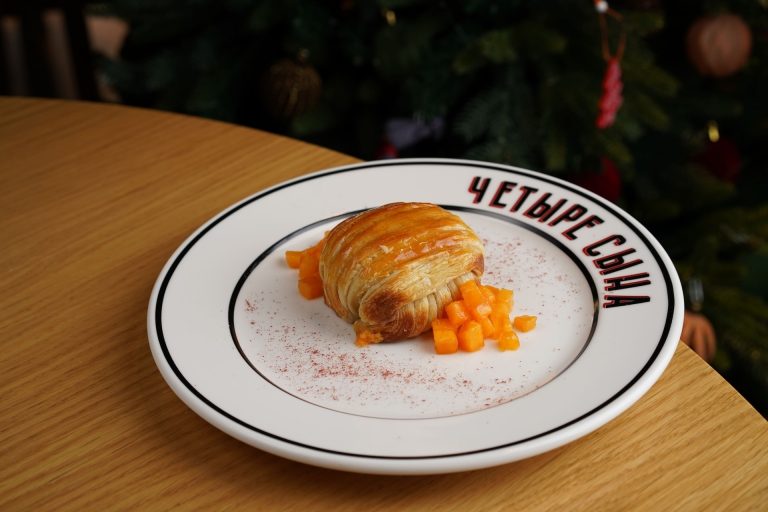 Круассан с хурмой и муссом из нутеллы