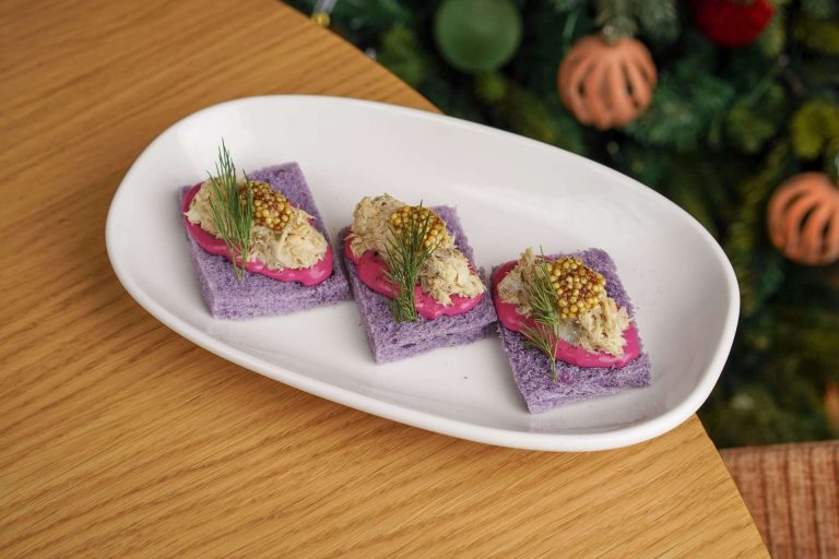 Брускетта с риетом из сазана