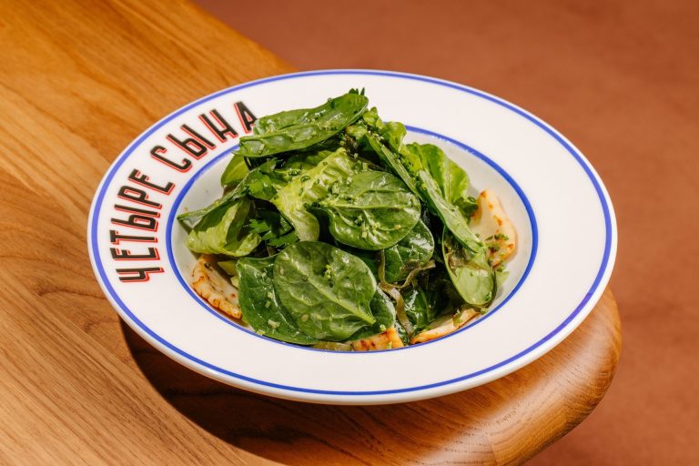 Теплый морской салат с кальмаром