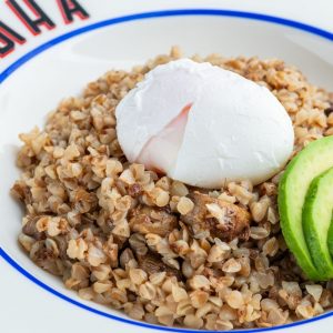 Гречка с яйцом пашот и авокадо