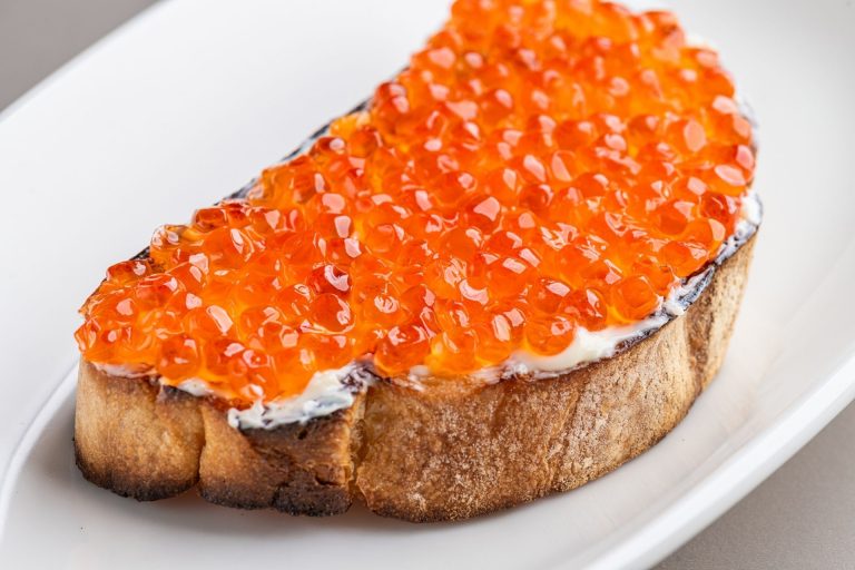 Брускетта с красной икрой