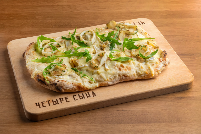 Пицца Рапаны с камамбером и рукколой