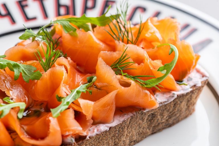 Брускетта с форелью