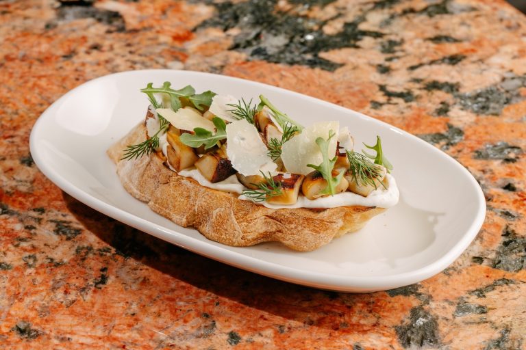 Брускетта с белыми грибами