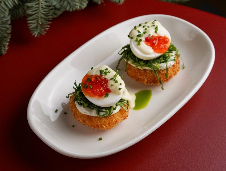 Хашбраун с яйцом и романо