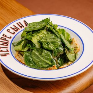 Теплый морской салат с кальмаром