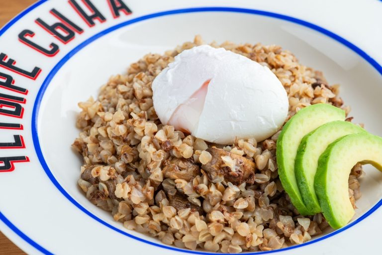 Гречка с яйцом пашот и авокадо