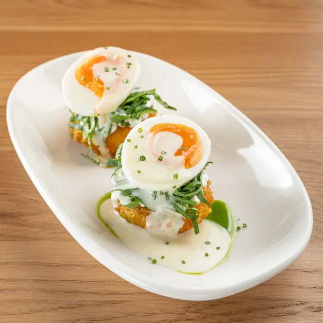 Хашбраун с яйцом и шпинатом