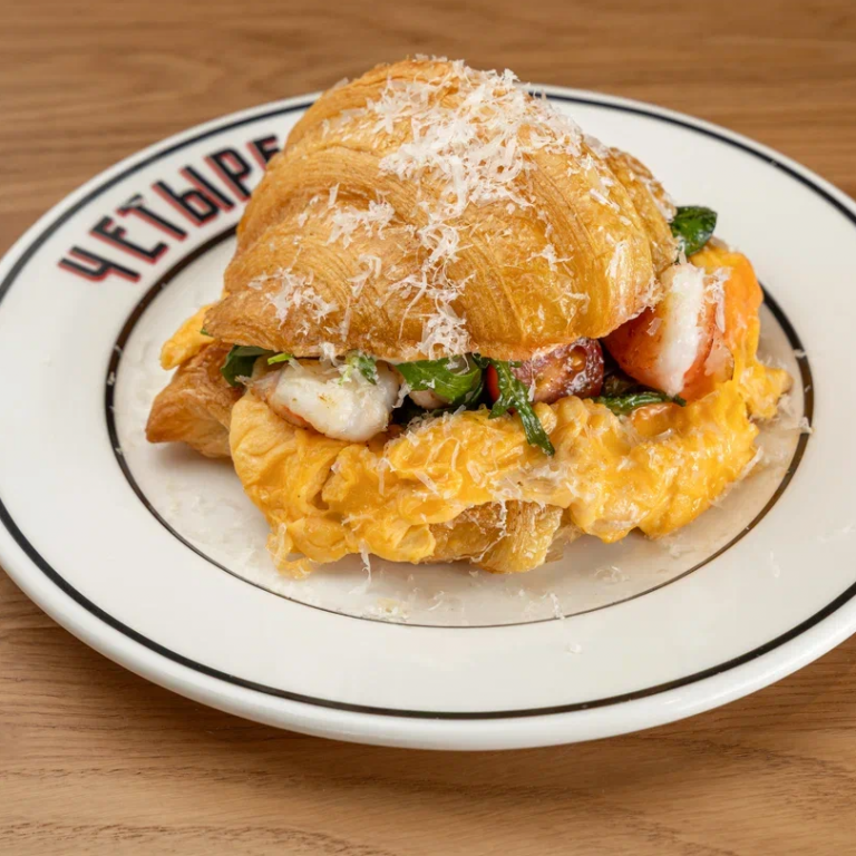 Скрембл в круассане с креветкой