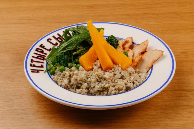 Боул с зеленой гречкой и тыквой