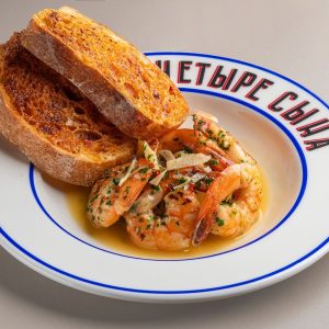 Креветки под чесночно винным соусом