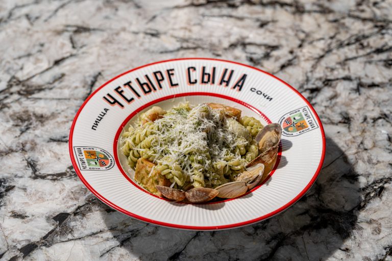 Фузилли с морепродуктами и песто