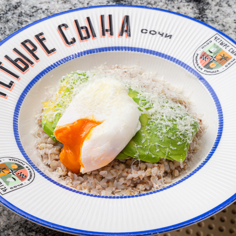 Зеленая гречка и яйцом пашот и авокадо