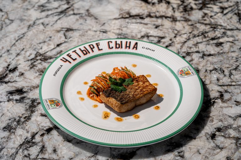 Пеленгас с маринованной морковью и цукини