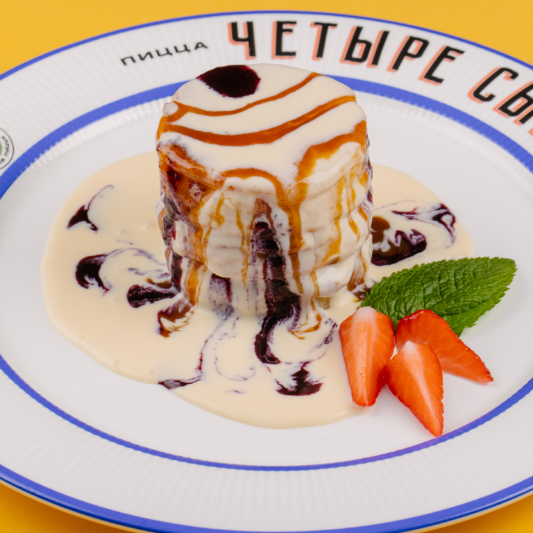 Оладьи с черничным соусом и карамелью