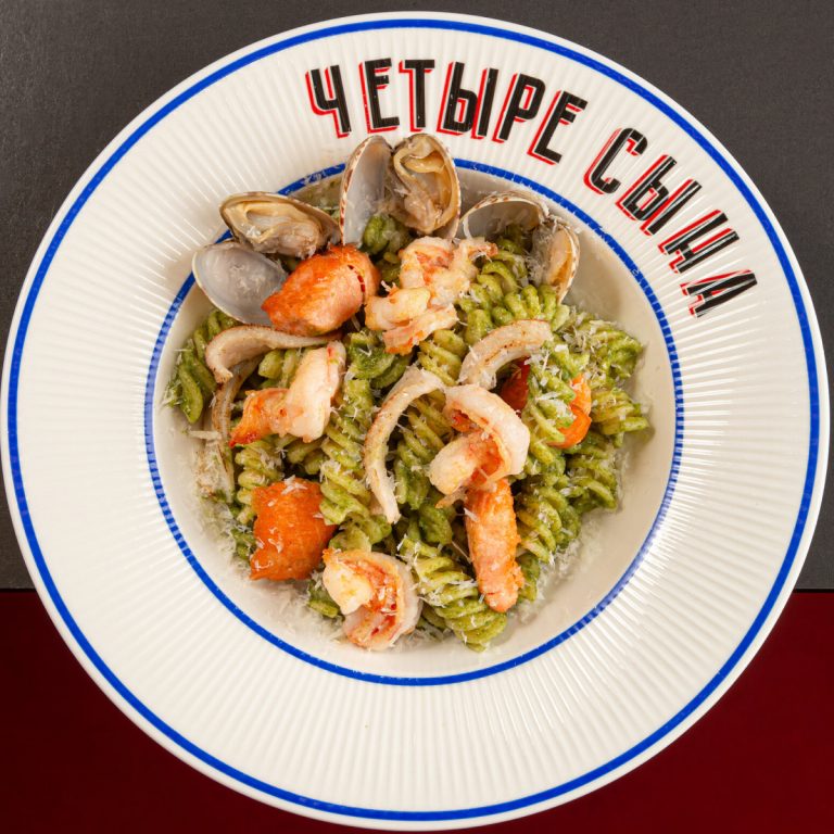 Фузилли с морепродуктами и песто
