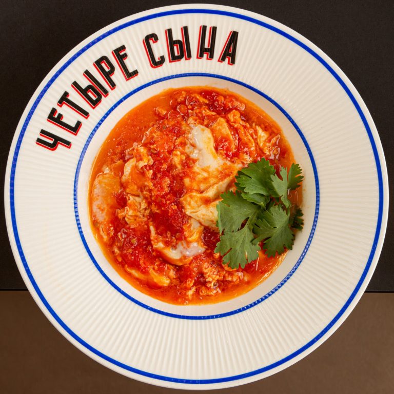 Адлерская яичница с томатом и кинзой