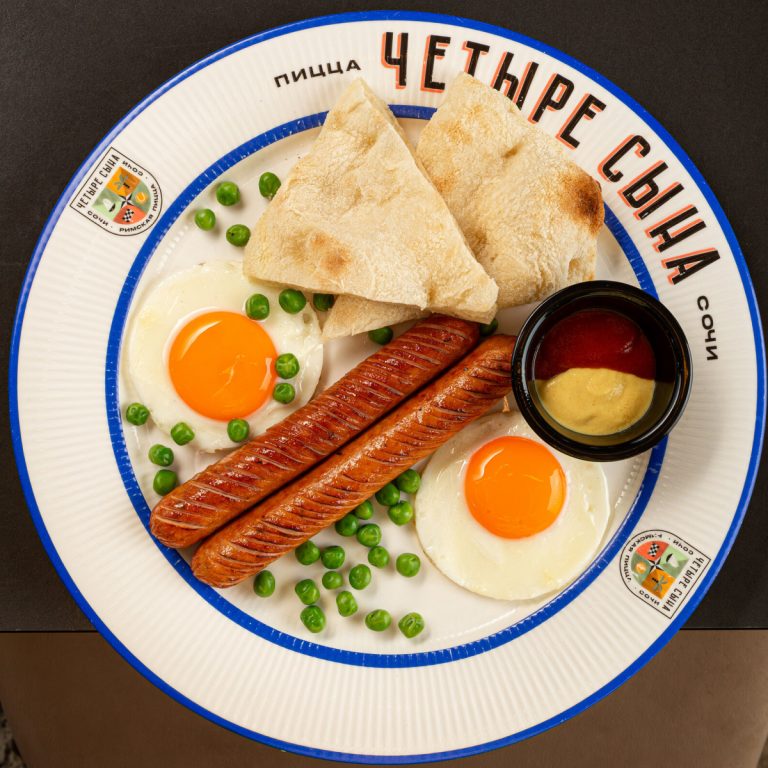 Городская яичница с куриными колбасками