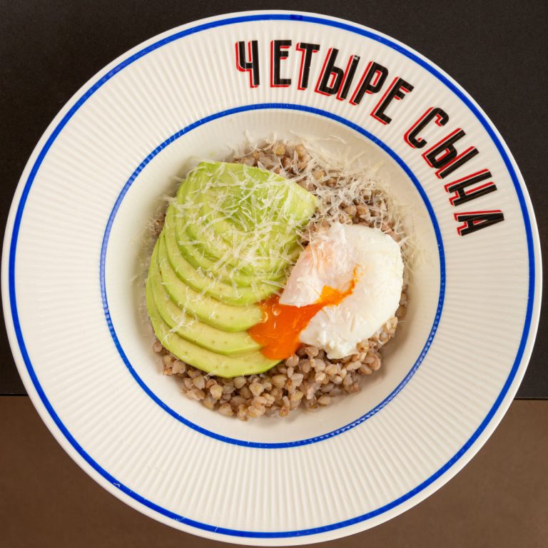 Зеленая гречка и яйцом пашот и авокадо