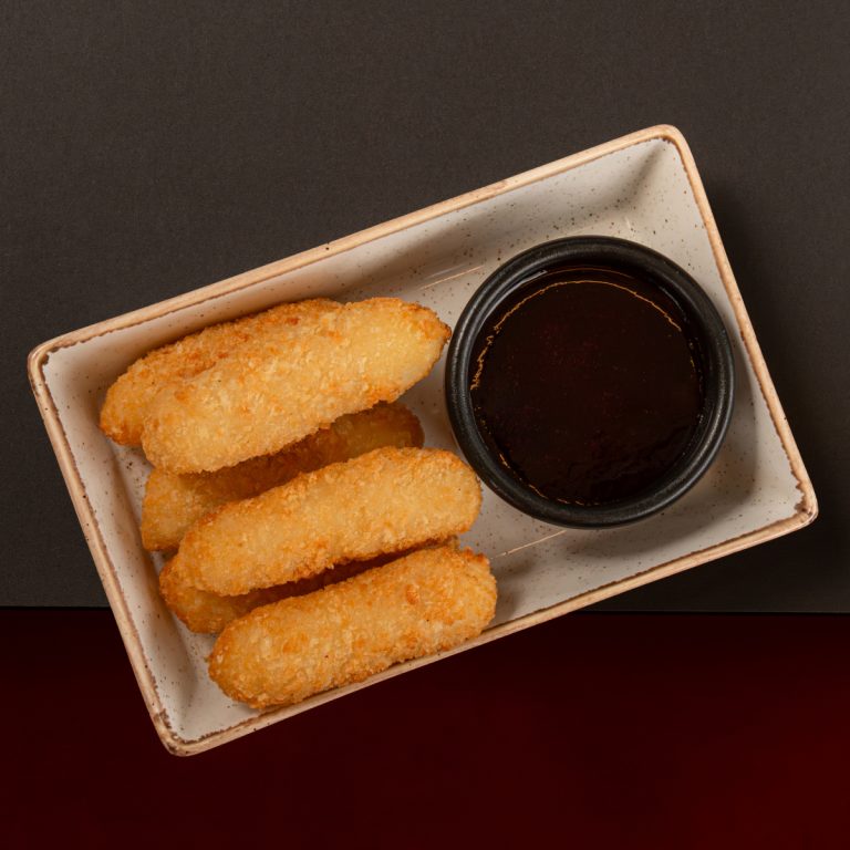 Сырные палочки с ягодным соусом