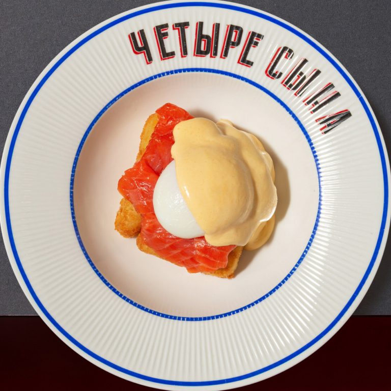Хэшбраун с яйцом и сырным соусом