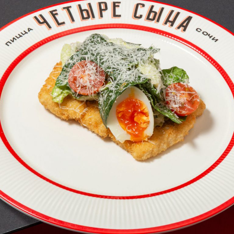 Куриный шницель с соусом цезарь