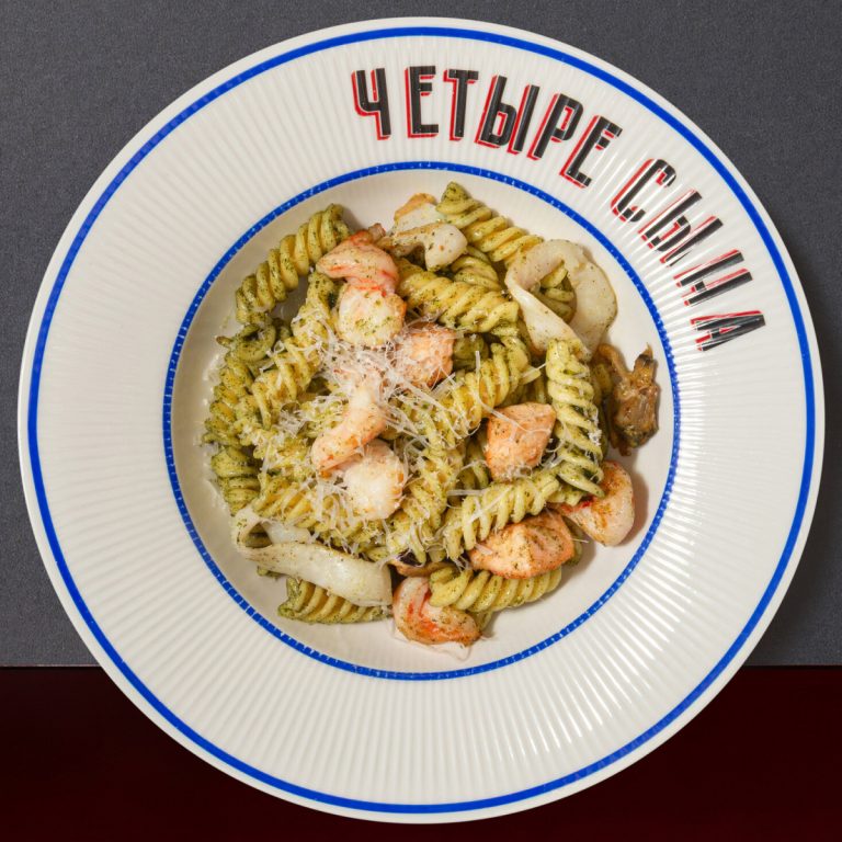 Фузилли с морепродуктами и песто