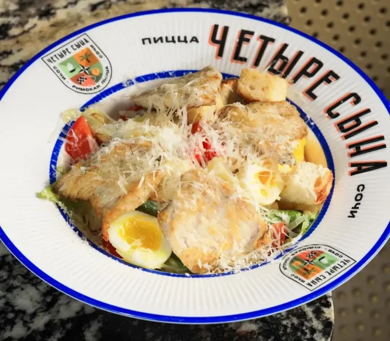 Салат Цезарь с курицей